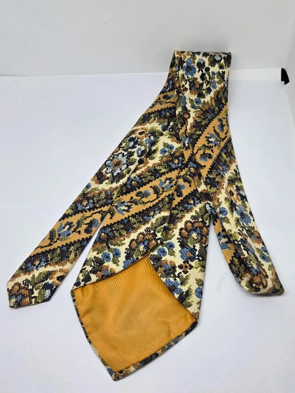 Vintage 1970s Kipper Mens Tie, Tapestry Pattern, 4.5